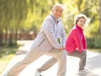 老人晨练宜先进食