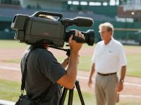 体育摄影记者的“职业病”：扛10公斤设备跑全场，你的腰还好吗？