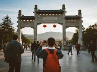 国庆朋友圈观察：一场精心策划的“人间值得”展演